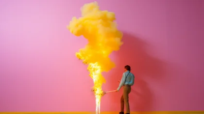 Ein Mann entfacht ein Feuer – symbolisch für den Startschuss eines Wachstumstreibers