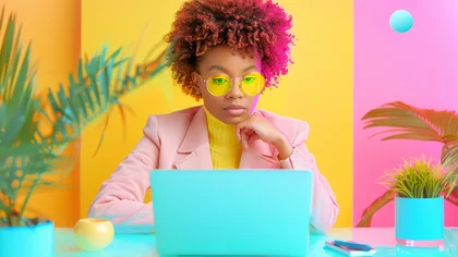 Eine Frau sitzt konzentriert vor einem PC und arbeitet an der strukturierten Verwaltung von Daten – Sinnbild für effizientes Datenmanagemen