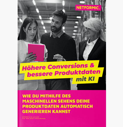 Schwarzweiße Aufnahme von einer jungen Frau, die einem Mann und einer Frau etwas auf dem magenta farbenen Tablet zeigt. Whitepaper Titel in gelb im Kästchen in magenta. NETFORMIC Logo in der oberen rechten Ecke.