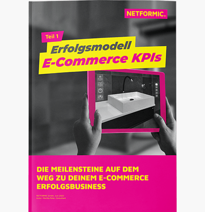 Schwarzweiße Aufnahme von zwei Händen, die ein magenta farbenes Tablet mit modernem Waschbecken auf dem Bildschirm halten. Whitepaper Titel in gelb im Kästchen in magenta. NETFORMIC Logo in der oberen rechten Ecke.