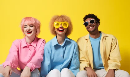 Drei glückliche und diverse Personen lachen in die Kamera – Symbol für Teamgeist, Vielfalt und die einladende Unternehmenskultur bei NETFORMIC
