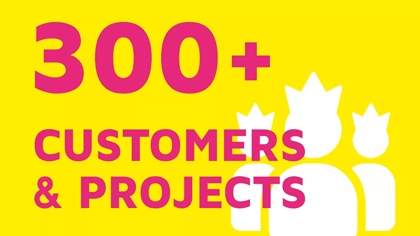 Eine Grafik mit gelbem Hintergrund. Darüber ein weißes Icon von 3 Person mit Kronen. Darüber eine Aufschrift in Magenta 300+ customers & projects
