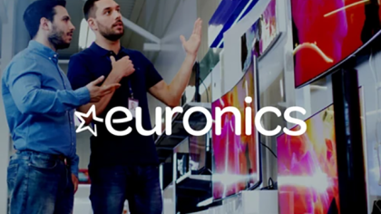 zwei Männer unterhalten sich und schauen auf Fernseher im Technikladen. Darüber das Logo des NETFORMIC Kunden Euronics