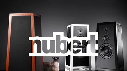 Siamesische Katze neben Sprechanlagen. Darüber das Logo des NETFORMIC Kunden Nubert