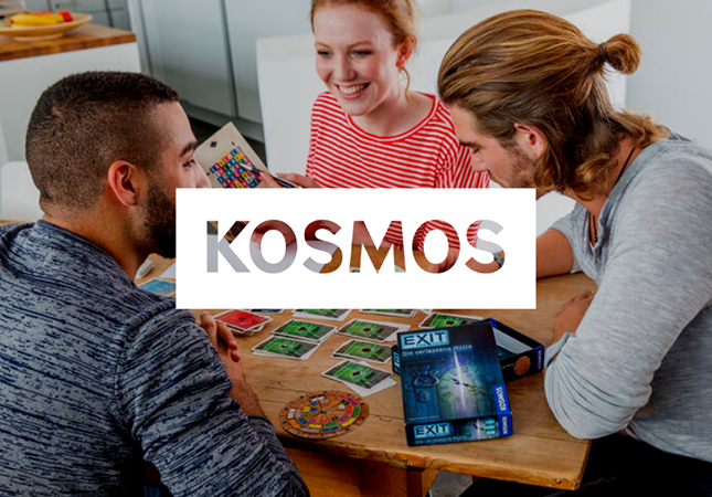2 Männer und eine Frau über ein EXIT Game der Firma Kosmos gebeugt, welches auf einem Tisch gespielt wird. Darüber das Logo des NETFORMIC Kunden Kosmos