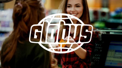 Eine Frau gibt an einer Supermarkt Kasse ihre Globus Kundenkarte an die Kassiererin. Darüber das Logo des NETFORMIC Kunden Globus