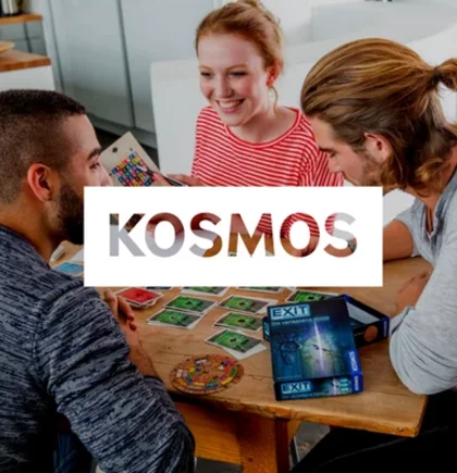 2 Männer und eine Frau über ein EXIT Game der Firma Kosmos gebeugt, welches auf einem Tisch gespielt wird. Darüber das Logo des NETFORMIC Kunden Kosmos