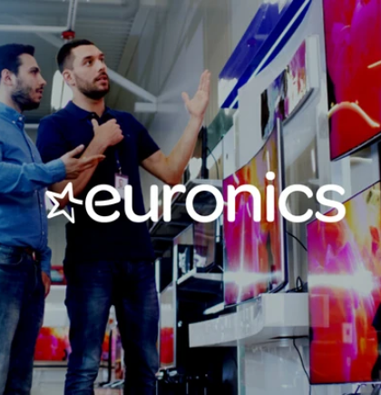 2 Männer die vor einer Verkaufsfläche mit vielen Fernsehern stehen und reden. Darüber da Logo von NETFORMIC Kunde Euronics