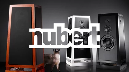 Siamesische Katze neben Sprechanlagen. Darüber das Logo des NETFORMIC Kunden Nubert