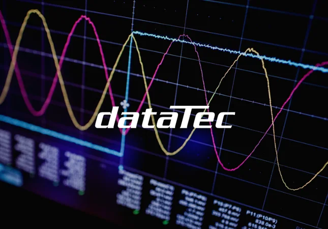 Ein Monitor aus der Prüftechnik zeigt parabelförmige Schwingungen – Symbol für den B2B-Relaunch der DataTec-Plattform mit Shopware 6 und der Verbindung von Content und Commerce.