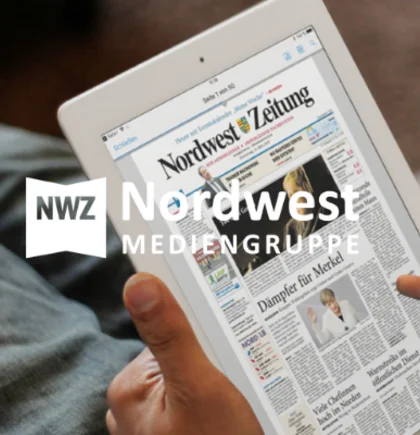 Eine Hand hält ein Tablet mit einerEine Hand hält ein Tablet mit der digitalen Ausgabe der Nordwest-Zeitung, darüber das Logo der Nordwest Mediengruppe – Symbol für die digitale Transformation zum Marktplatzmodell mit dem Nordwest Shop Ausgabe der Nordwest Zeitung. Darüber das Logo des NETFORMIC Kunden Nordwest Mediengruppe NWZ. 