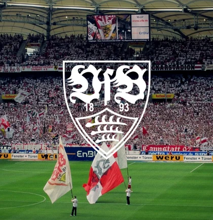 Das Fußballstadion des VfB Stuttgart, die MHP Arena mit der Haupttribüne und VfB Flaggen auf dem Spielfeld. Darüber das Logo des NETFORMIC Kunden VfB Stuttgart