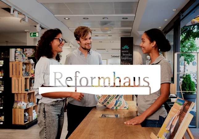 Kunden kaufen in einer Reformhaus-Filiale ein – Symbol für die erfolgreiche Verbindung von stationärem Handel und digitaler Markenpräsenz im Rahmen der gemeinsamen Wachstumsstrateg