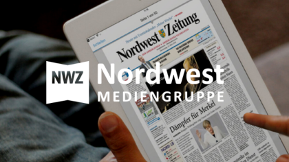 Eine Hand hält ein Tablet mit einer digitalen Ausgabe der Nordwest Zeitung. Darüber das Logo des NETFORMIC Kunden Nordwest Mediengruppe NWZ. 