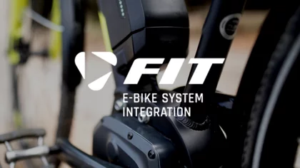 Eine Nahaufnahme eines Trainingsfahrrads mit dem Logo von Fit E-Bike
