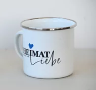 Eine weiße Tasse des Nordwest Mediengruppe Merch.