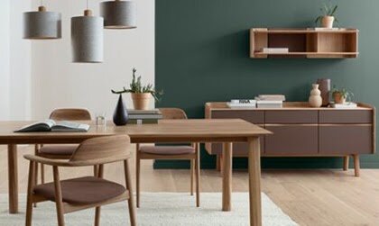 Mit modernen Möbeln eingerichtetes Ess- und Wohnzimmer.