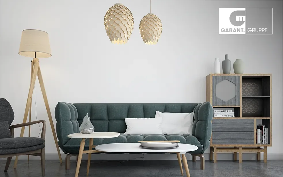 Ein mit schönem grauen Möbel und Deco eingerichtetes Zimmer.