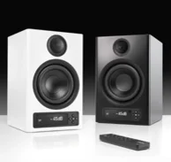 Eine schwarze und eine weiße Musikanlagen auf dunklem Hintergrund.