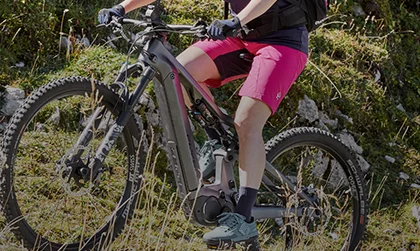 Ein Mann auf dem Fahrrad in der Natur.