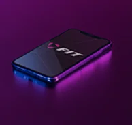 Handy mit mobilen App von FIT E-Bike auf rosa-lila Hintergrund.