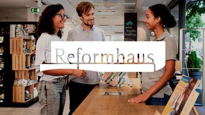 2 Menschen stehen in einer Reformhaus Filiale und reden mit der Angestellten. Darüber das Logo des NETFORMIC Kunden Reformhaus