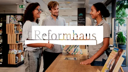 2 Menschen stehen in einer Reformhaus Filiale und reden mit der Angestellten. Darüber das Logo des NETFORMIC Kunden Reformhaus