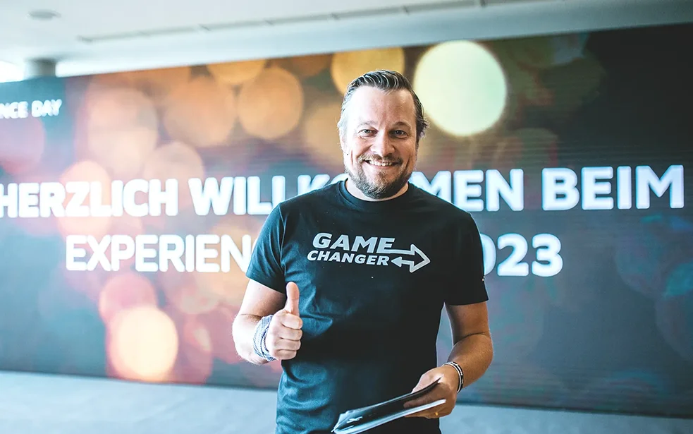 Timo Weltner, Geschäftsführer, lächelt sympathisch in die Kamera – Sinnbild für Offenheit, Nahbarkeit und die Einladung zum persönlichen Austausch.