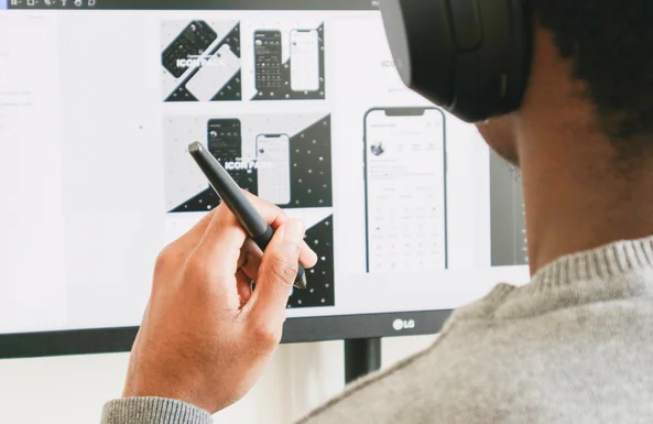 Eine Person sitzt konzentriert vor einem PC und entwickelt ein Konzept für ein Digitalprojekt – Symbol für kreative Mitgestaltung und Innovationsgeist bei NETFORMIC