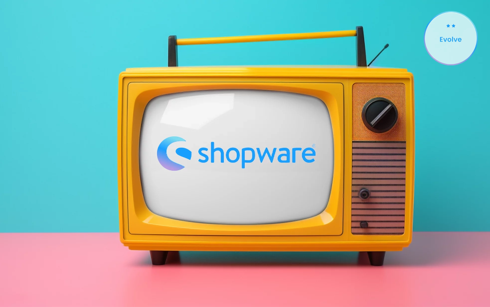 Ein gelber retro Fernseher mit Shopware Logo auf dem Bildschirm. Rosa und hellblauer Hintergrund. Shopware Evolve Logo in oberen rechten Ecke.