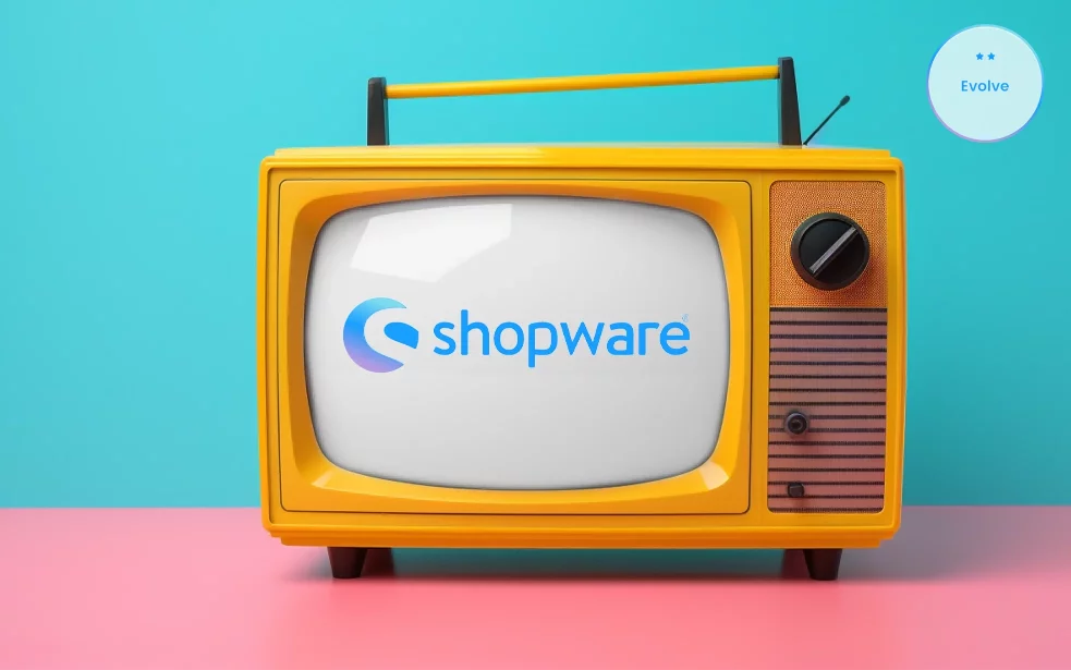 Ein gelber retro Fernseher mit Shopware Logo auf dem Bildschirm. Rosa und hellblauer Hintergrund. Shopware Evolve Logo in oberen rechten Ecke.