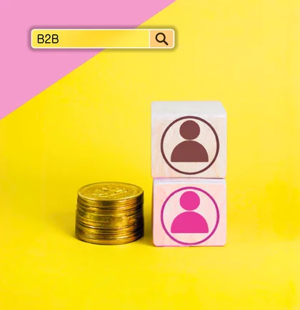 Zwei Holzwürfel mit Personicon stehen aufeinander. Links daneben steht ein Münzenstapel. Grafischer pink-gelber Hintergrund 