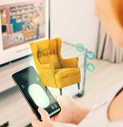 Angereicherte Reality durch realistische Darstellungen von Produkten am handy, dass eine Frau in der Hand hält