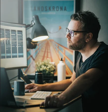 Programmierer arbeitet am PC zu Hause.