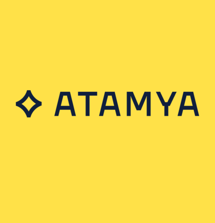 Das atamya-Logo steht symbolisch für die zentrale Verwaltung und Ausspielung von Produktinformationen im Commerce – mit Fokus auf effizientes Datenmanagement, kanalübergreifende Konsistenz und digitale Markenführung