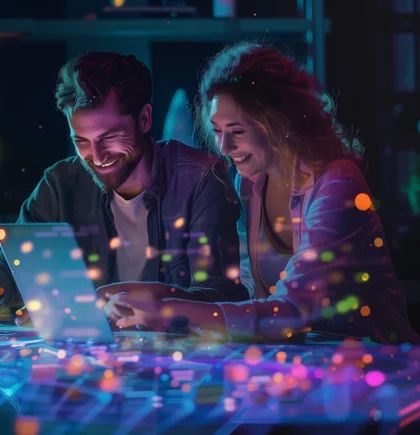 Eine Frau und ein Mann sitzen lächelnd vor einem Laptop – Sinnbild für die digitale Lösungskompetenz von NETFORMIC im B2B Commerce. Fokus: effizienter Direktvertrieb, smarte Vertriebsprozesse und individuelle E-Commerce-Lösungen