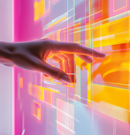 Nahaufnahme einer Hand, die ein leuchtendes Touch-Interface in Pink- und Orangetönen bedient. Steht für intuitive Benutzerführung und moderne digitale Steuerung.