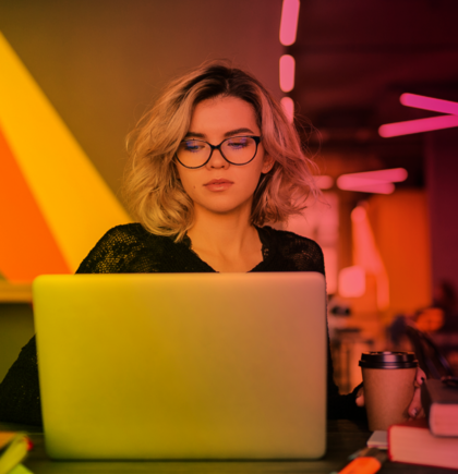 Abbildung Person vor Laptop mit Typo3 CMS