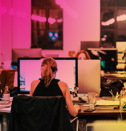 Person mit Laptop und WordPress CMS + Shop