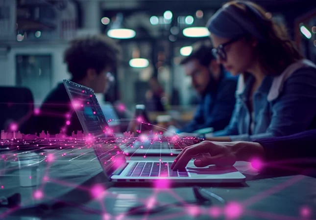 Eine Person arbeitet an einem Laptop – Symbol für moderne Extranet-Lösungen, die Mitglieder von Verbundgruppen effizient mit zentralen Informationen und digitalen Services verbinden.