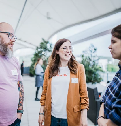NETFORMIC Mitarbeiter unterhalten sich