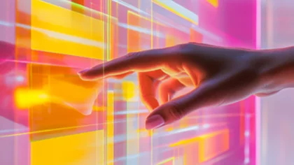 Eine Wand aus gläsernen Rechtecken in sanft leuchtendem pink und gelb, die von 2 Händen wie ein großer Touchscreen benutzt wird | © NETFORMIC