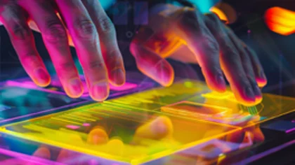 2 Hände die ein buntes Touchpad ähnliche einem gläsernen iPad bedienen | © NETFORMIC