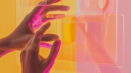 Zwei Hände navigieren auf einer pastellgelben & pastell pinken gläsernen Rechtecken, die sich zu einer Wand zusammenfügen, wie auf einem Touchscreen | © NETFORMIC