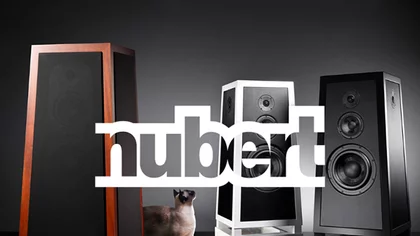 NETFORMIC Kundencase Nubert Siamesische Katze neben Sprechanlagen. Darüber das Logo des NETFORMIC Kunden Nubert