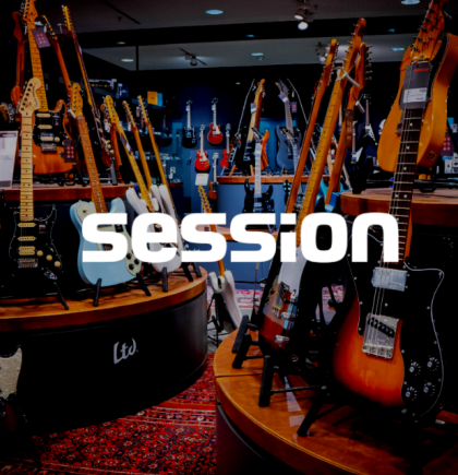 Ein Laden voller Gitarren und anderer Musikinstrumente. Darüber das Logo des NETFORMIC Kunden session