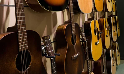 Session Kundencase Gitarren hängen an der Wand in einem Musikinstrumentegeschäft