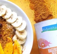 Reformhaus Kundencase Nahaufnahme eines Reformhausproduktes und einer Bananen-Bowl.