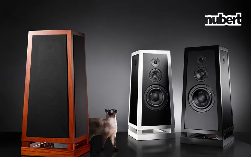 Nubert Kundencase Musikanlagen auf einem dunklen Hintergrund. Eine siamesische Katze beobachtet eine Musikanlage.