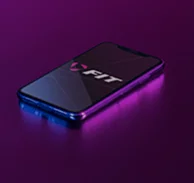 FIT E-Bike Kundencase Handy mit mobilen App von FIT E-Bike auf rosa-lila Hintergrund.